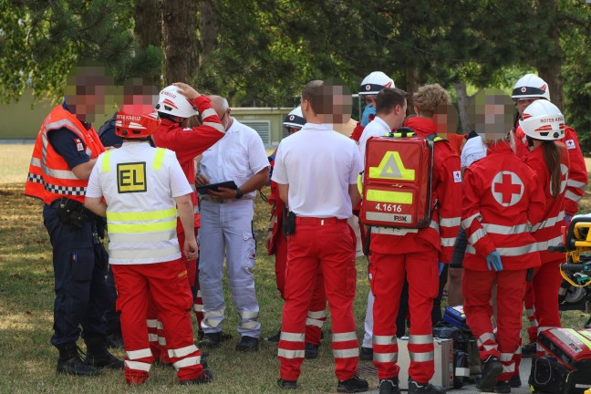 Balkonbrand: Gr��erer Einsatz bei Brand in einer Wohnanlage in Wels-Pernau mit vier Verletzten