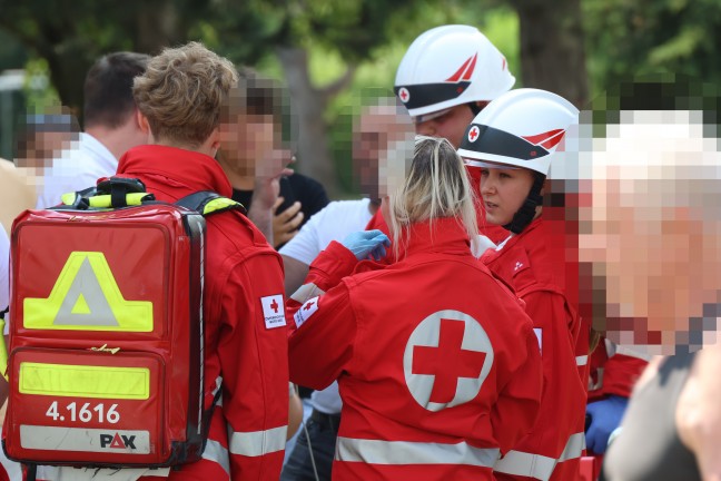 Balkonbrand: Gr��erer Einsatz bei Brand in einer Wohnanlage in Wels-Pernau mit vier Verletzten