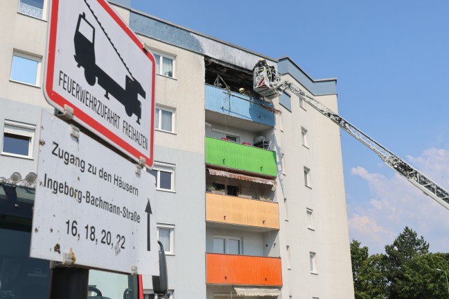 Balkonbrand: Gr��erer Einsatz bei Brand in einer Wohnanlage in Wels-Pernau mit vier Verletzten