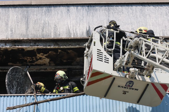 Balkonbrand: Gr��erer Einsatz bei Brand in einer Wohnanlage in Wels-Pernau mit vier Verletzten