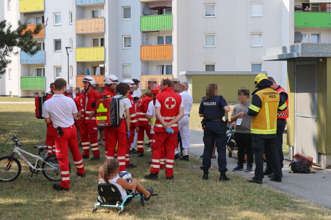 Balkonbrand: Gr��erer Einsatz bei Brand in einer Wohnanlage in Wels-Pernau mit vier Verletzten