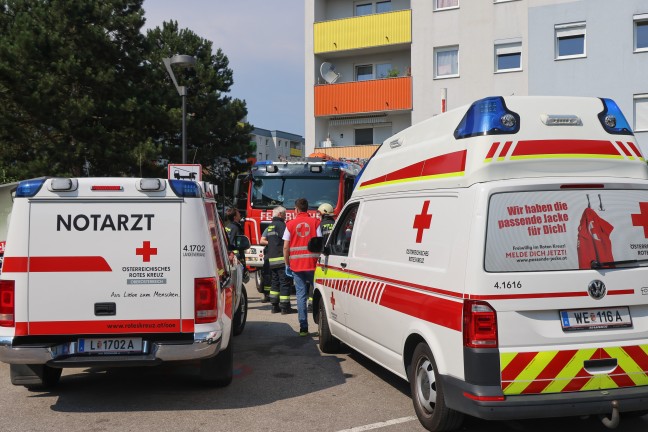 Balkonbrand: Gr��erer Einsatz bei Brand in einer Wohnanlage in Wels-Pernau mit vier Verletzten