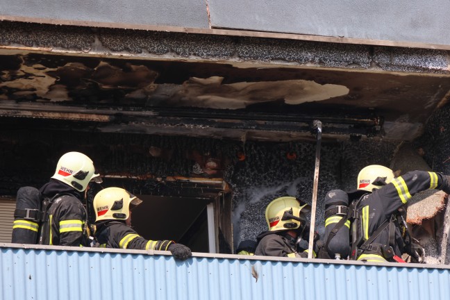 Balkonbrand: Gr��erer Einsatz bei Brand in einer Wohnanlage in Wels-Pernau mit vier Verletzten