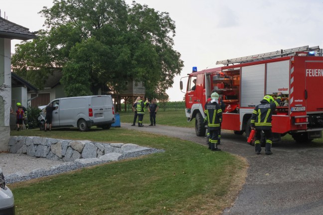 Verkehrsunfall in Pettenbach: Paketwagen touchiert Baum, Auto und kracht gegen Garagenmauer