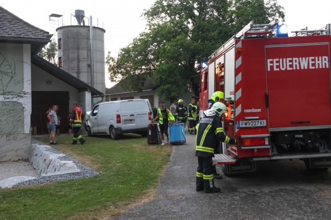 Verkehrsunfall in Pettenbach: Paketwagen touchiert Baum, Auto und kracht gegen Garagenmauer