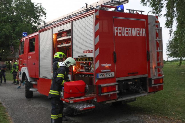 Verkehrsunfall in Pettenbach: Paketwagen touchiert Baum, Auto und kracht gegen Garagenmauer