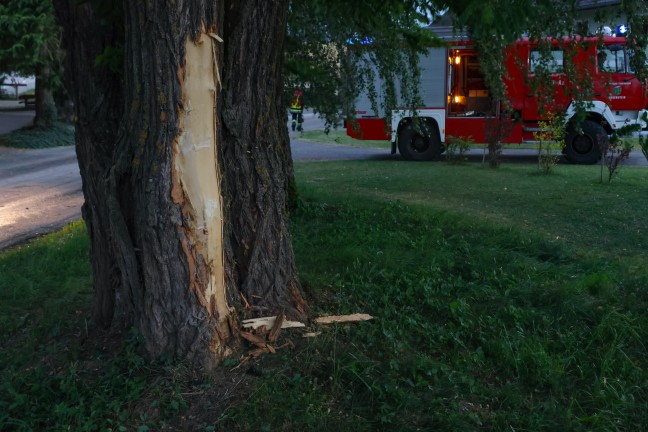 Verkehrsunfall in Pettenbach: Paketwagen touchiert Baum, Auto und kracht gegen Garagenmauer