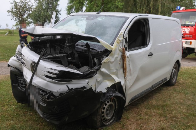 Verkehrsunfall in Pettenbach: Paketwagen touchiert Baum, Auto und kracht gegen Garagenmauer
