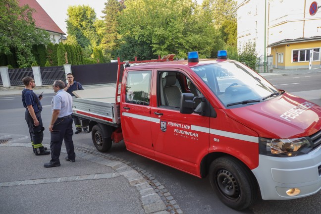 Verschalen eines Garagentores: Sicherungseinsatz der Feuerwehr in einem Parkhaus in Wels-Innenstadt
