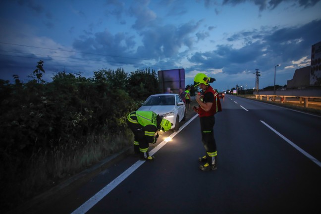 Randstein touchiert: Feuerwehr sicherte Unfallstelle auf Wiener Stra�e bei Marchtrenk ab
