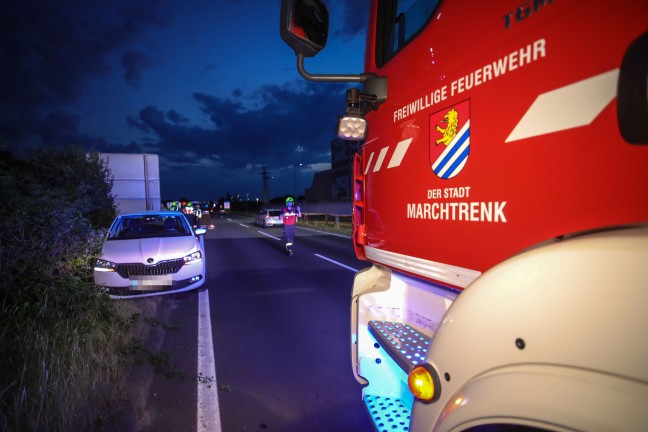 Randstein touchiert: Feuerwehr sicherte Unfallstelle auf Wiener Stra�e bei Marchtrenk ab