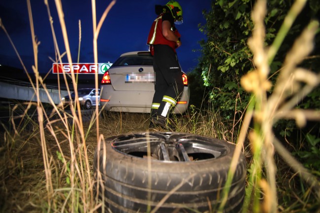 Randstein touchiert: Feuerwehr sicherte Unfallstelle auf Wiener Stra�e bei Marchtrenk ab