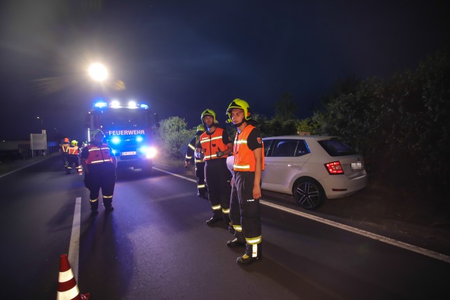 Randstein touchiert: Feuerwehr sicherte Unfallstelle auf Wiener Stra�e bei Marchtrenk ab