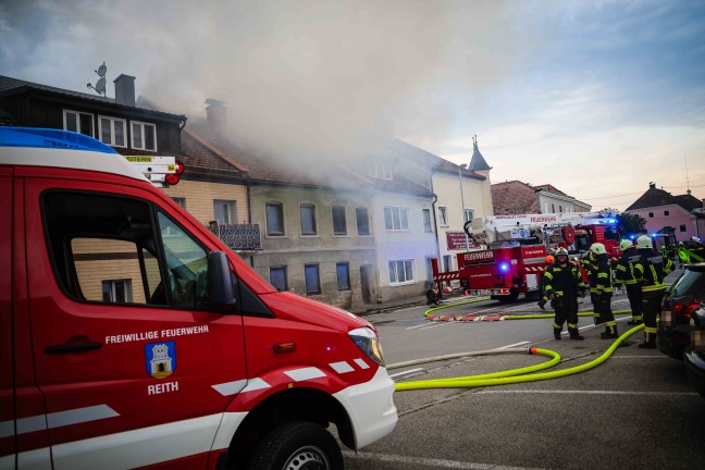 13 Feuerwehren bei Geb�udebrand im dicht verbauten Ortsgebiet von Helpfau-Uttendorf im Einsatz