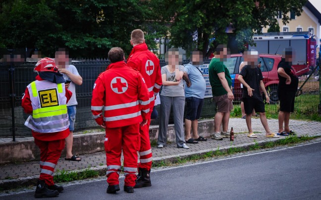 13 Feuerwehren bei Geb�udebrand im dicht verbauten Ortsgebiet von Helpfau-Uttendorf im Einsatz