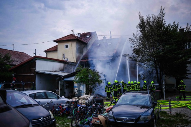 13 Feuerwehren bei Geb�udebrand im dicht verbauten Ortsgebiet von Helpfau-Uttendorf im Einsatz