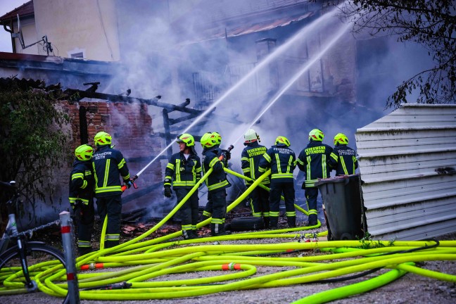 13 Feuerwehren bei Geb�udebrand im dicht verbauten Ortsgebiet von Helpfau-Uttendorf im Einsatz