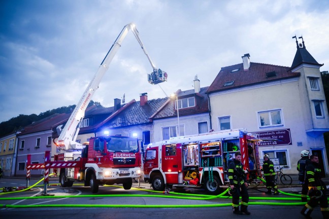 13 Feuerwehren bei Geb�udebrand im dicht verbauten Ortsgebiet von Helpfau-Uttendorf im Einsatz