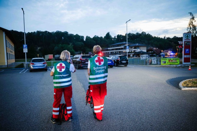 13 Feuerwehren bei Geb�udebrand im dicht verbauten Ortsgebiet von Helpfau-Uttendorf im Einsatz