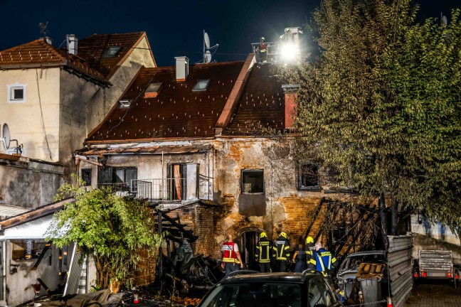 13 Feuerwehren bei Geb�udebrand im dicht verbauten Ortsgebiet von Helpfau-Uttendorf im Einsatz