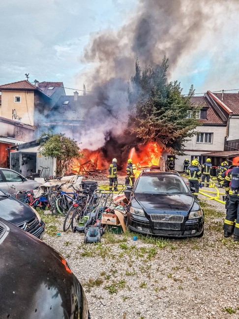 13 Feuerwehren bei Geb�udebrand im dicht verbauten Ortsgebiet von Helpfau-Uttendorf im Einsatz