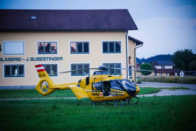 13 Feuerwehren bei Geb�udebrand im dicht verbauten Ortsgebiet von Helpfau-Uttendorf im Einsatz