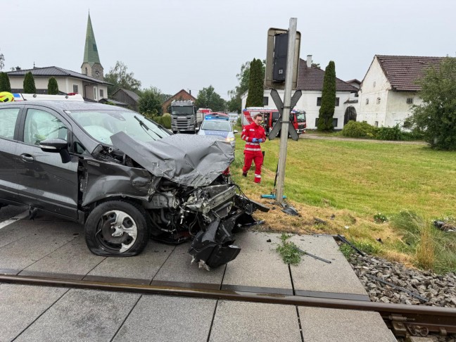 Auto auf Bahn�bergang in Burgkirchen mit Regionalzug der Mattigtalbahn kollidiert