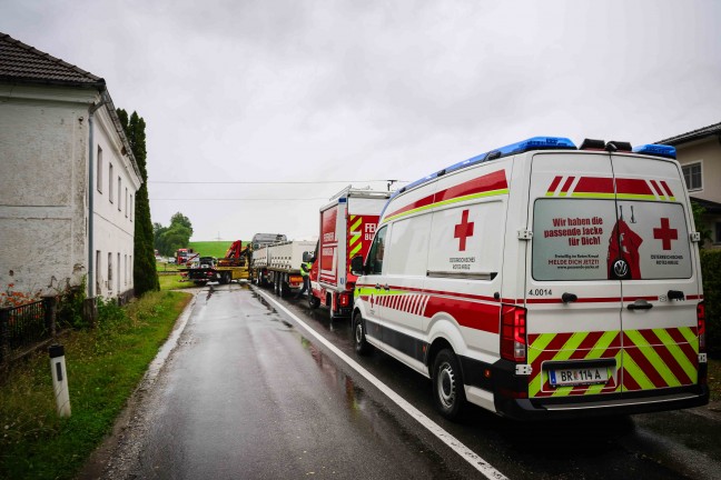 Auto auf Bahn�bergang in Burgkirchen mit Regionalzug der Mattigtalbahn kollidiert