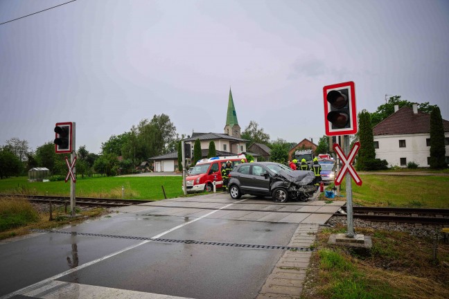 Auto auf Bahn�bergang in Burgkirchen mit Regionalzug der Mattigtalbahn kollidiert
