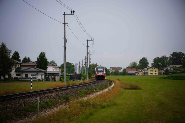 Auto auf Bahn�bergang in Burgkirchen mit Regionalzug der Mattigtalbahn kollidiert