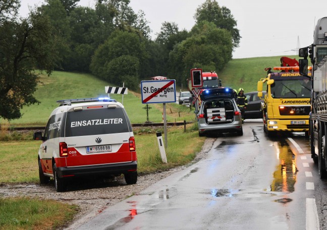 Auto auf Bahn�bergang in Burgkirchen mit Regionalzug der Mattigtalbahn kollidiert