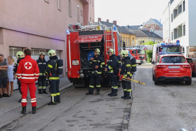 Wasserdampfaustritt: Vermuteter Kellerbrand in einem Wohn- und Gesch�ftshaus in Wels-Neustadt