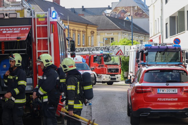Wasserdampfaustritt: Vermuteter Kellerbrand in einem Wohn- und Gesch�ftshaus in Wels-Neustadt