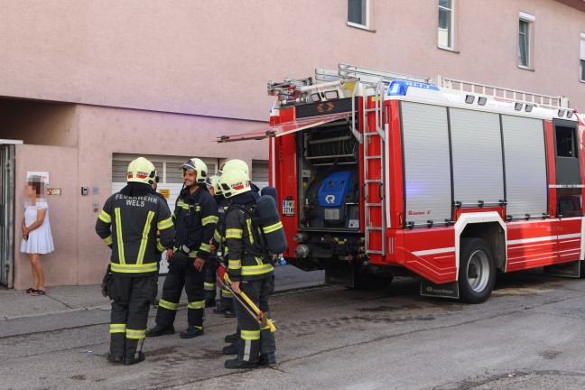 Wasserdampfaustritt: Vermuteter Kellerbrand in einem Wohn- und Gesch�ftshaus in Wels-Neustadt
