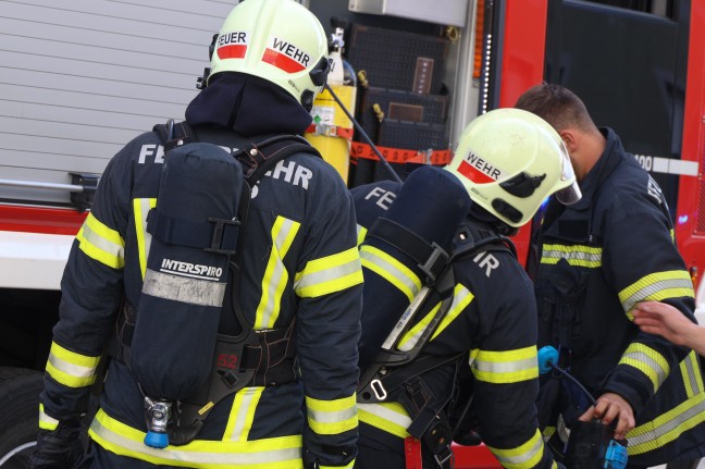Wasserdampfaustritt: Vermuteter Kellerbrand in einem Wohn- und Gesch�ftshaus in Wels-Neustadt