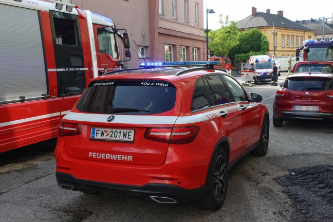 Wasserdampfaustritt: Vermuteter Kellerbrand in einem Wohn- und Gesch�ftshaus in Wels-Neustadt