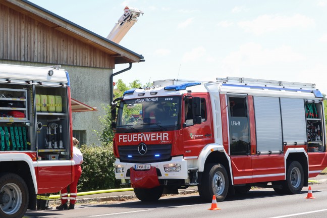 Brand eines Photovoltaikmoduls auf dem Dach eines Stadls in Hofkirchen im Traunkreis