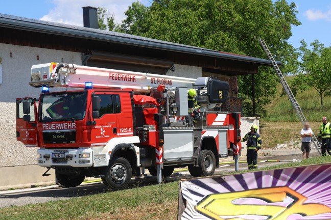 Brand eines Photovoltaikmoduls auf dem Dach eines Stadls in Hofkirchen im Traunkreis