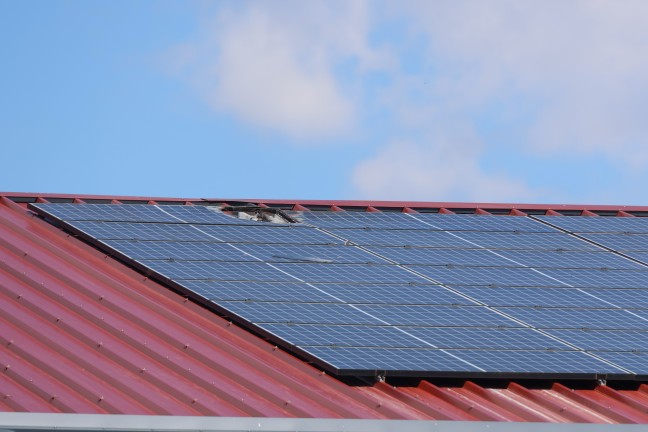 Brand eines Photovoltaikmoduls auf dem Dach eines Stadls in Hofkirchen im Traunkreis