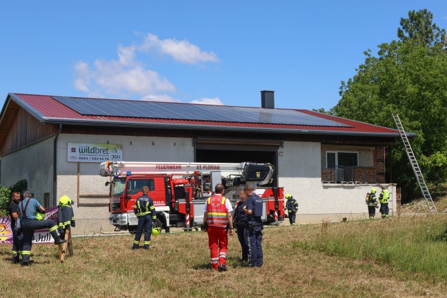Brand eines Photovoltaikmoduls auf dem Dach eines Stadls in Hofkirchen im Traunkreis