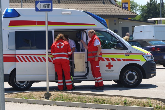 Personenrettung auf Parkplatz: Kind aus abgestelltem Auto in Wels-Schafwiesen gerettet