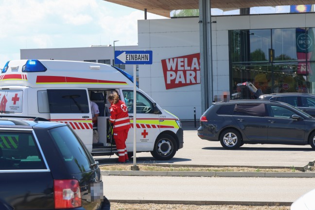 Personenrettung auf Parkplatz: Kind aus abgestelltem Auto in Wels-Schafwiesen gerettet