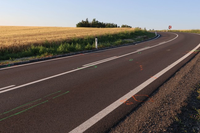 T�dlicher Frontalcrash: Motorradlenker (66) starb nach schwerer Kollision mit PKW bei Tumeltsham
