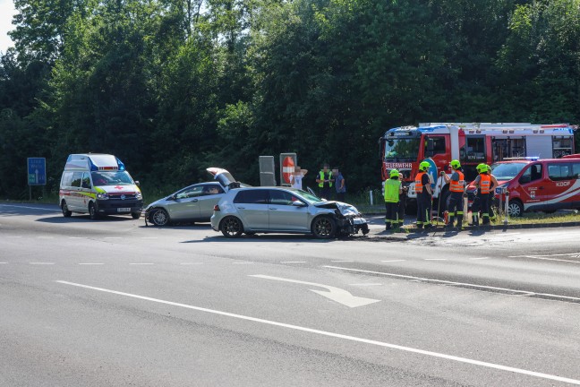Neuerlich schwerer Crash zwischen zwei Autos bei Abbiegeman�ver in Pichl bei Wels