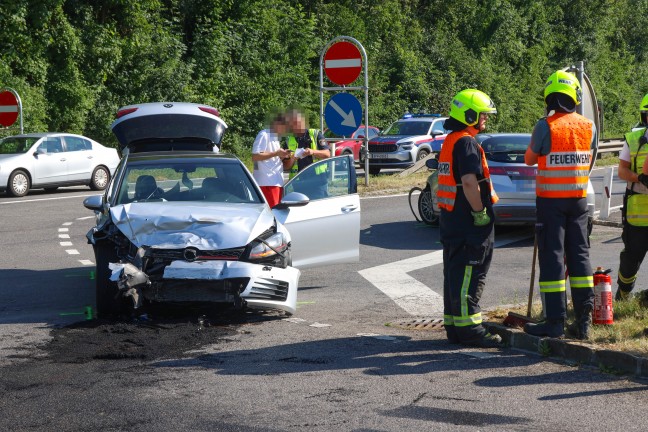 Neuerlich schwerer Crash zwischen zwei Autos bei Abbiegeman�ver in Pichl bei Wels