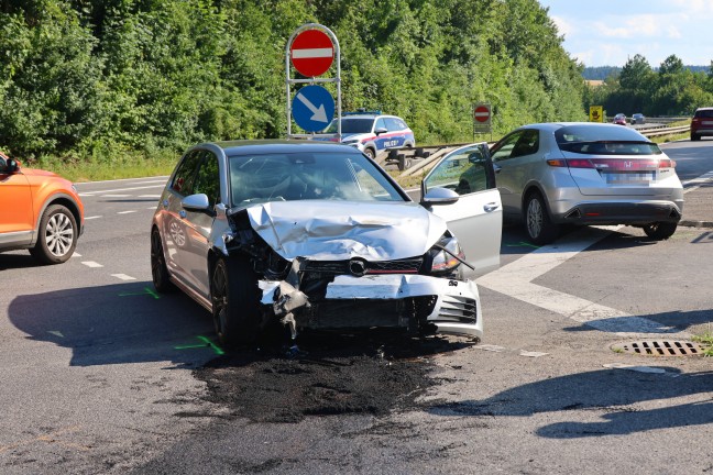 Neuerlich schwerer Crash zwischen zwei Autos bei Abbiegeman�ver in Pichl bei Wels