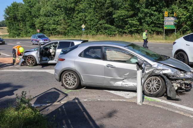 Neuerlich schwerer Crash zwischen zwei Autos bei Abbiegeman�ver in Pichl bei Wels