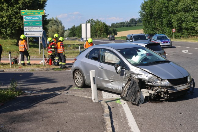 Neuerlich schwerer Crash zwischen zwei Autos bei Abbiegeman�ver in Pichl bei Wels
