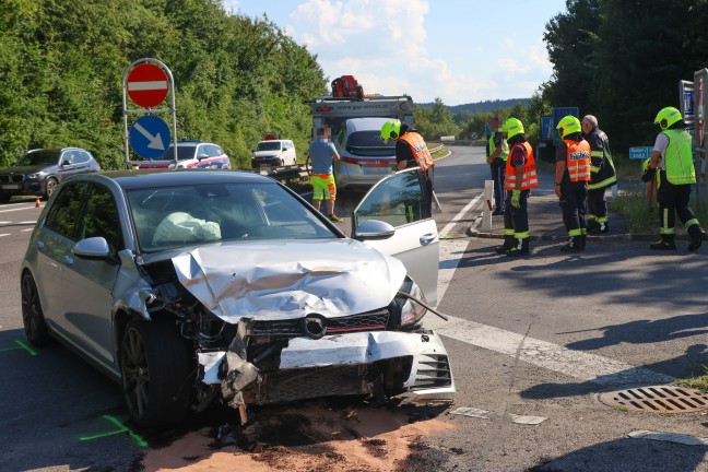 Neuerlich schwerer Crash zwischen zwei Autos bei Abbiegeman�ver in Pichl bei Wels