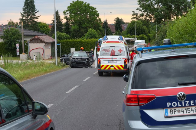 Frontalkollision zwischen zwei Autos in Edt bei Lambach